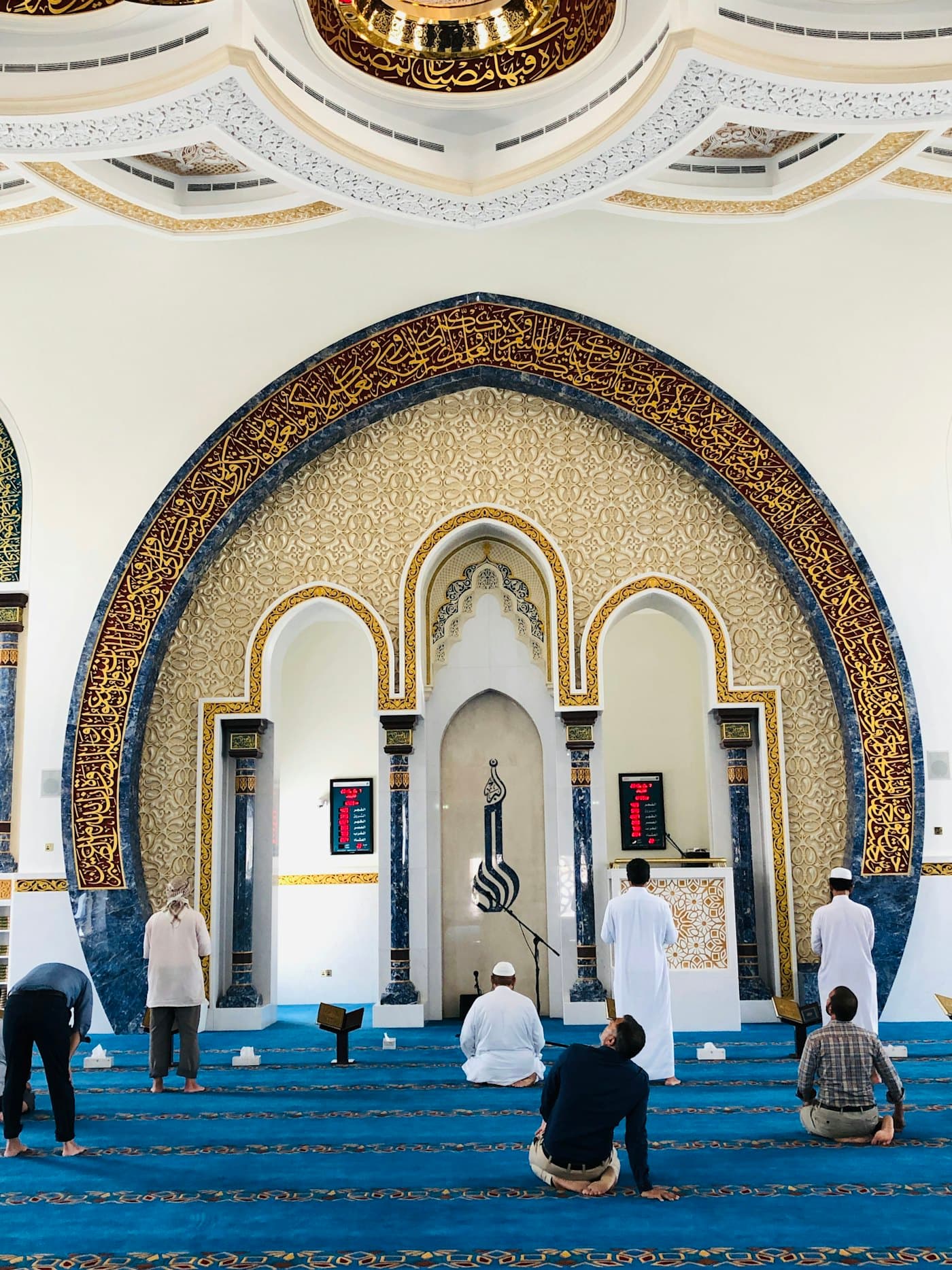 Seorang penceramah berdiri menyampaikan kuliah di hadapan jemaah yang duduk di dalam masjid