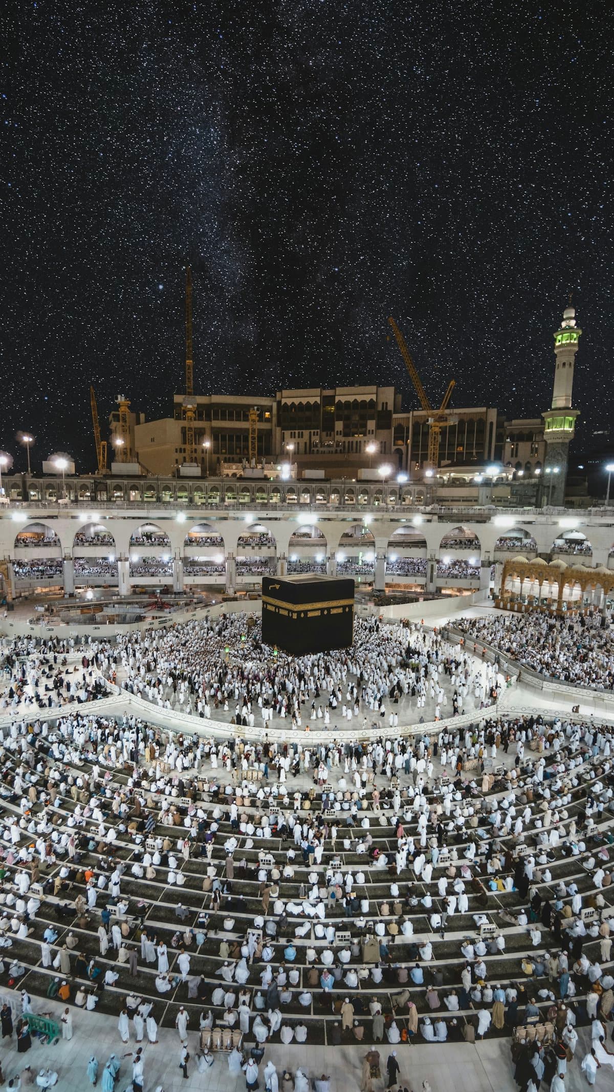 Kaabah di Masjidil Haram dikelilingi jemaah pada waktu malam