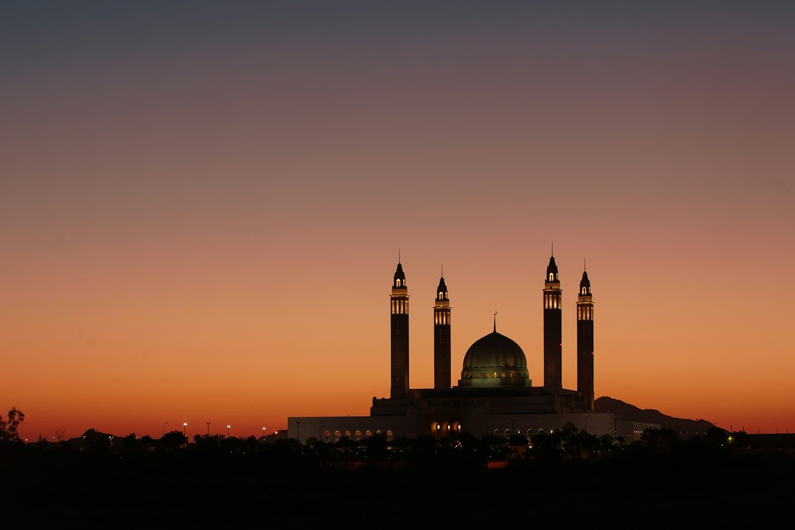 Siluet masjid ketika matahari terbenam